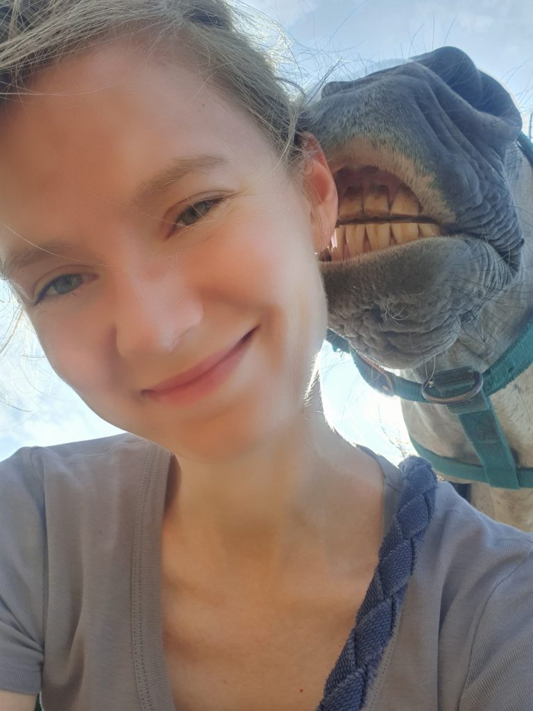 Portret Natalii Serwiak i konia Szwagra robiącego śmieszną minę